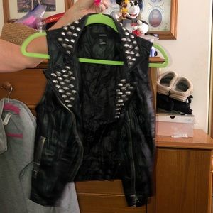 CUTE VEST ALERT 🥳